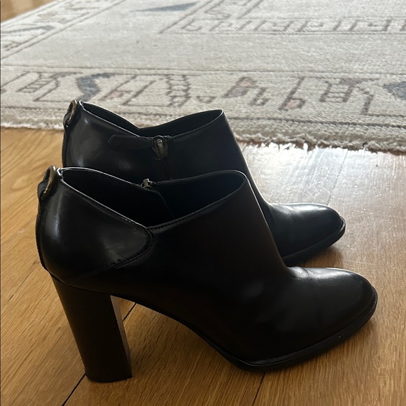 FRYE AND CO. Classic Black Ankle Boots - Picture 6 of 6